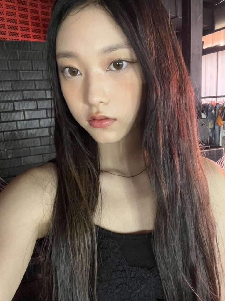[잡담] 해린은 이 얼굴로 셀카도 잘 찍네... | 인스티즈