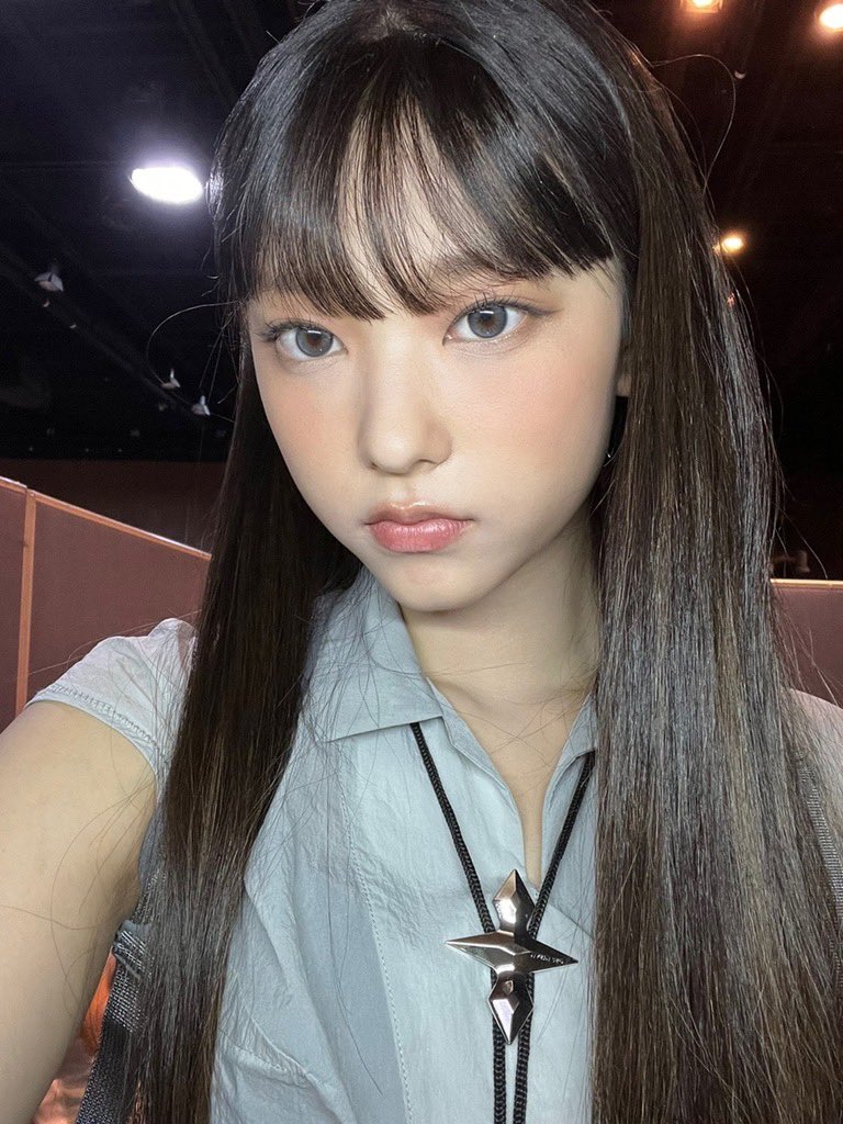 [잡담] 해린은 이 얼굴로 셀카도 잘 찍네... | 인스티즈