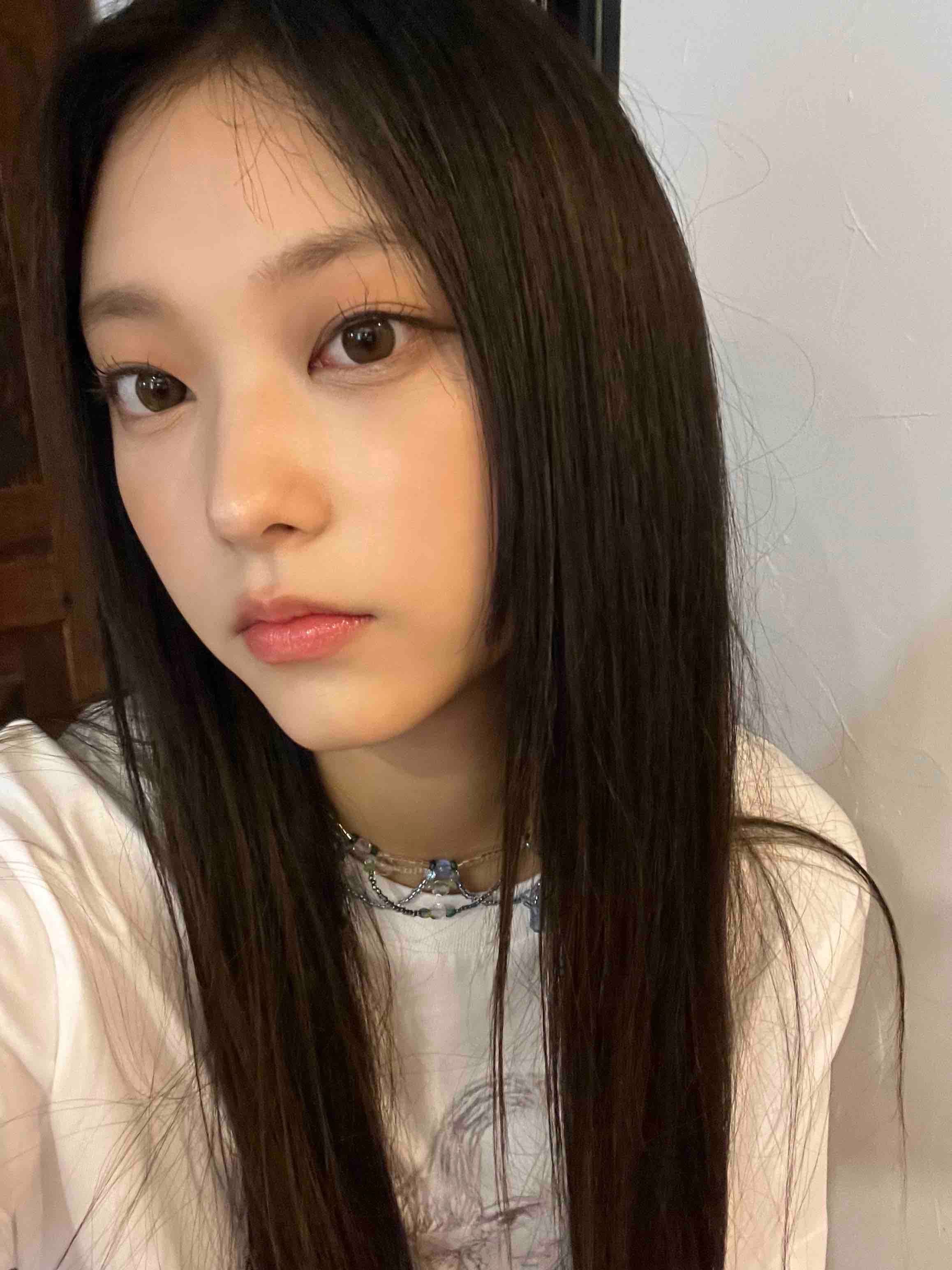 [잡담] 해린은 이 얼굴로 셀카도 잘 찍네... | 인스티즈