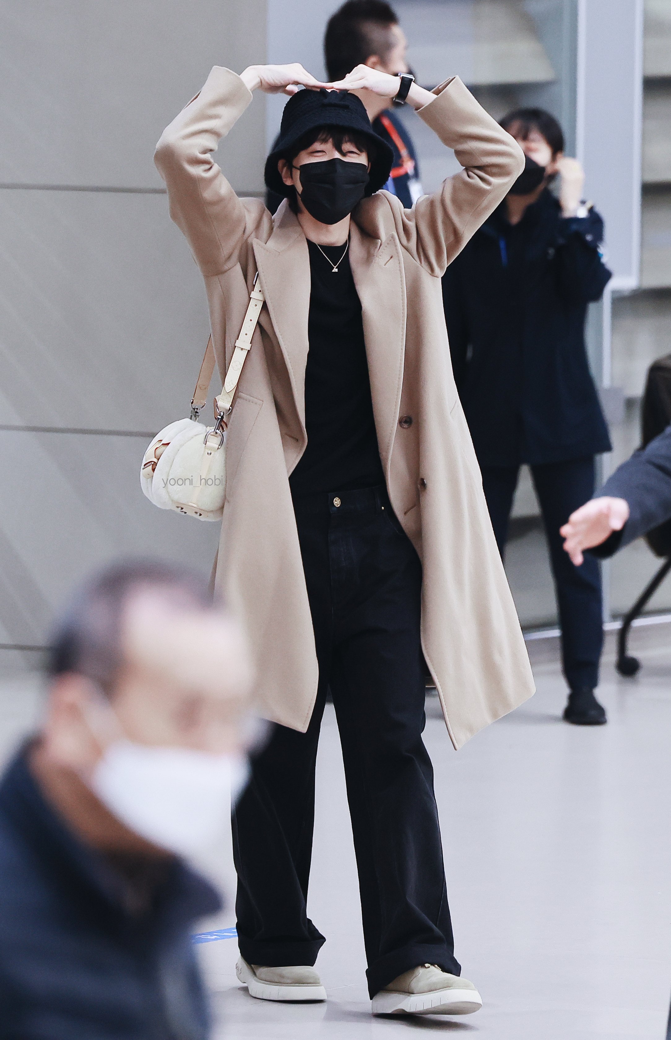 [잡담] 방탄 제이홉 롱코트 디자인만 보면 클래식한데 제이홉이 입으니까 다르다.. | 인스티즈