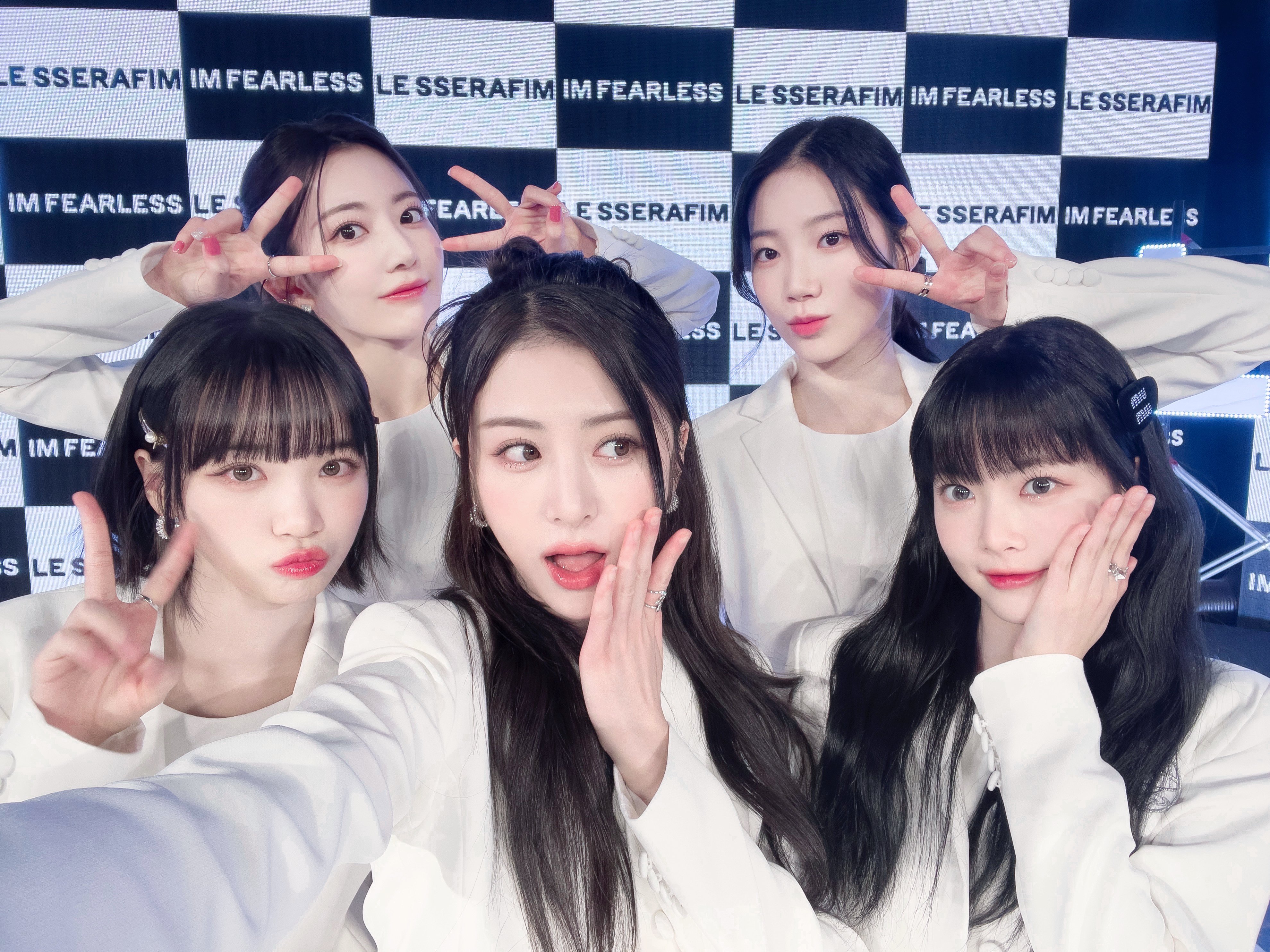 [잡담] 오늘자 르세라핌 전원 흑발 + 전원 흰옷 | 인스티즈