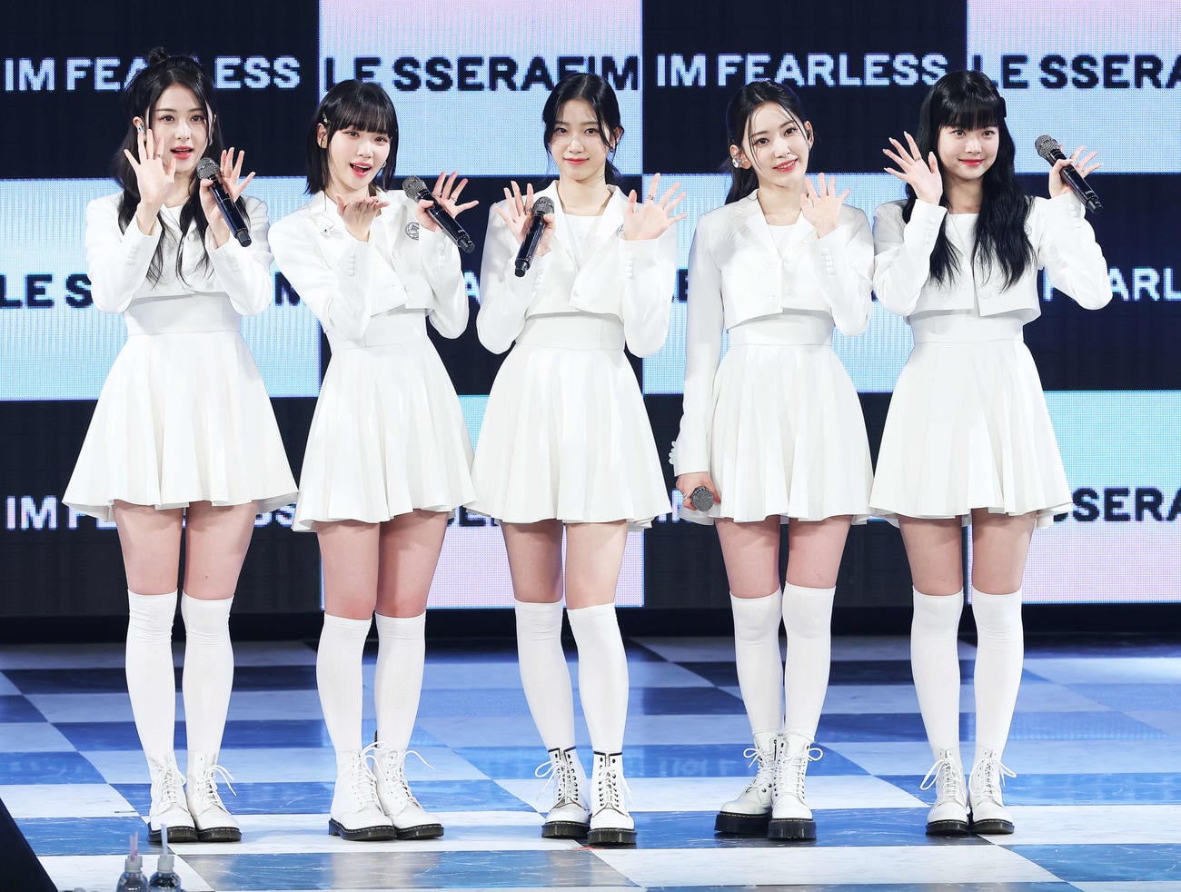 [잡담] 오늘자 르세라핌 전원 흑발 + 전원 흰옷 | 인스티즈
