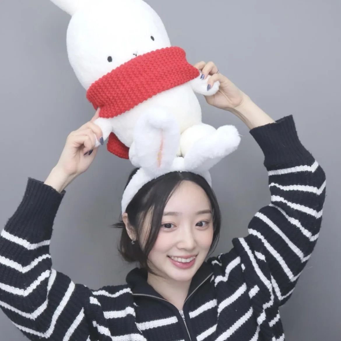 [잡담] 라잇썸 히나 토끼인형이랑 사진찍은거 짱귀야 | 인스티즈