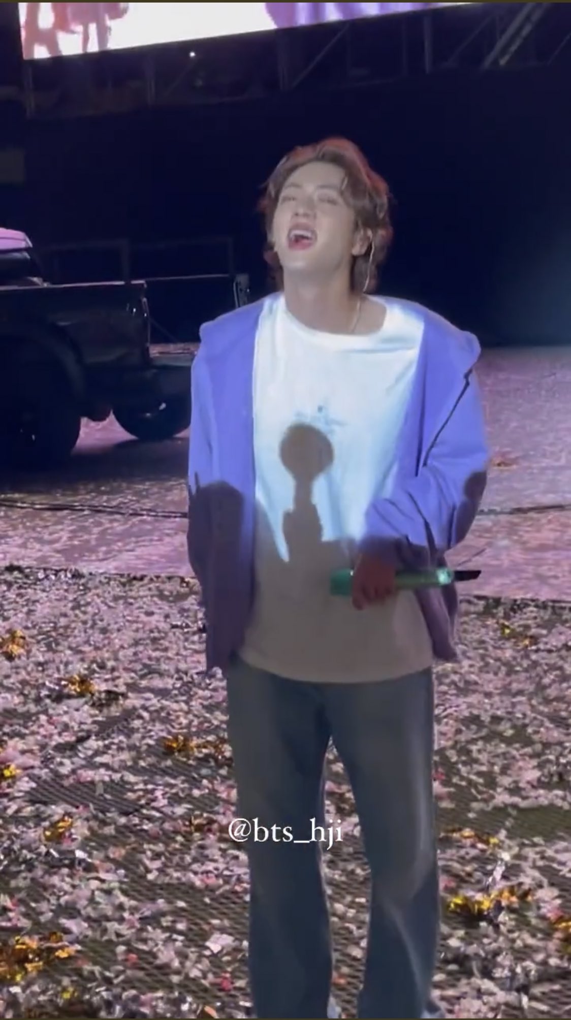 [잡담] 무대 내려와서 팬들 이벤트 보는 방탄 진..ㄹㅇ햄스터 같음 | 인스티즈