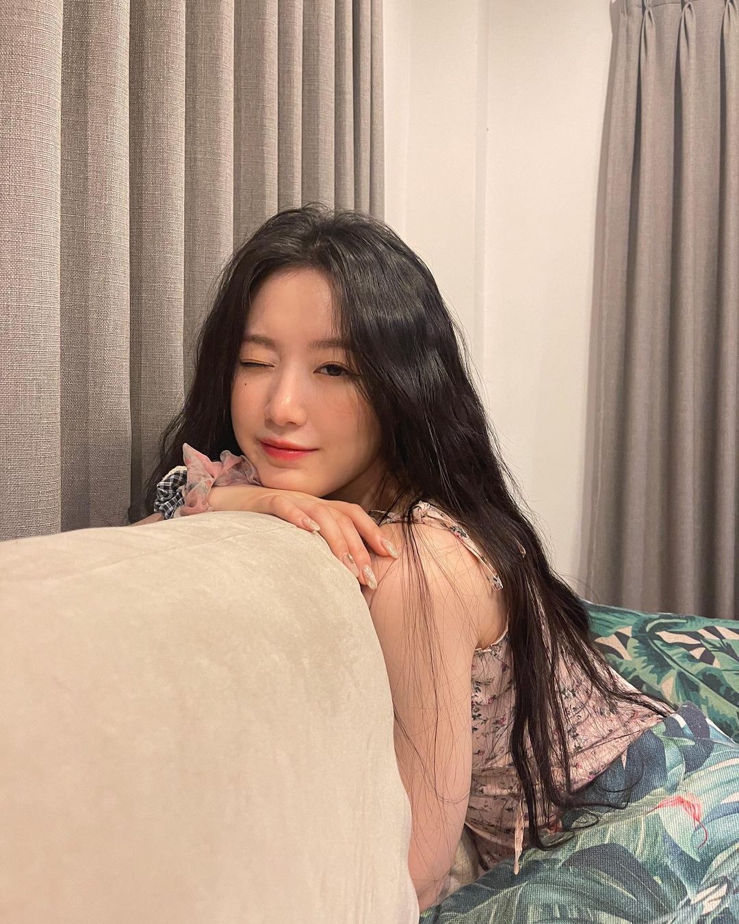 [잡담] 슈화가 오랜만에 흑발이였을때 사진 올려줌 | 인스티즈