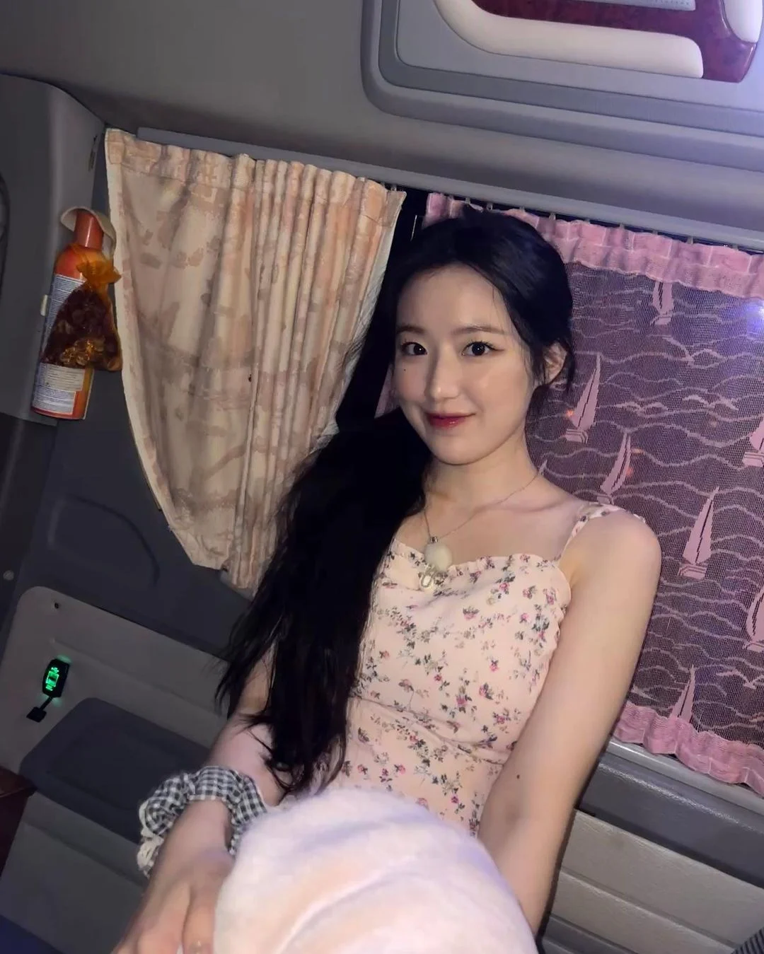 [잡담] 슈화가 오랜만에 흑발이였을때 사진 올려줌 | 인스티즈