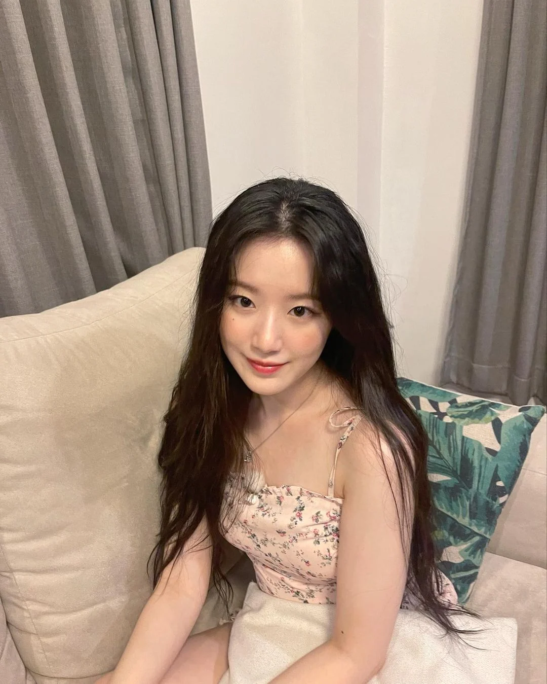 [잡담] 슈화가 오랜만에 흑발이였을때 사진 올려줌 | 인스티즈