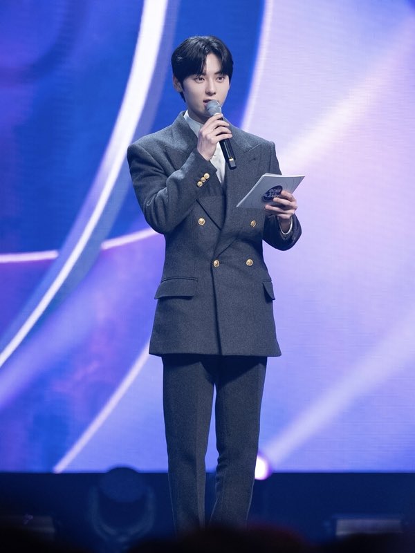 [잡담] 아니 황민현 얼굴 무슨일이야.... | 인스티즈