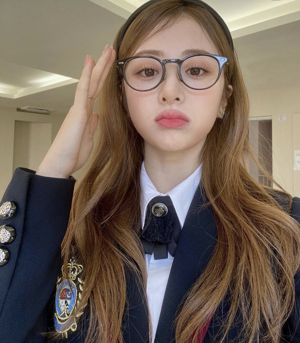 [잡담] 아니 허윤진 뿔테 안경쓴거 왜이렇게 좋냐 | 인스티즈