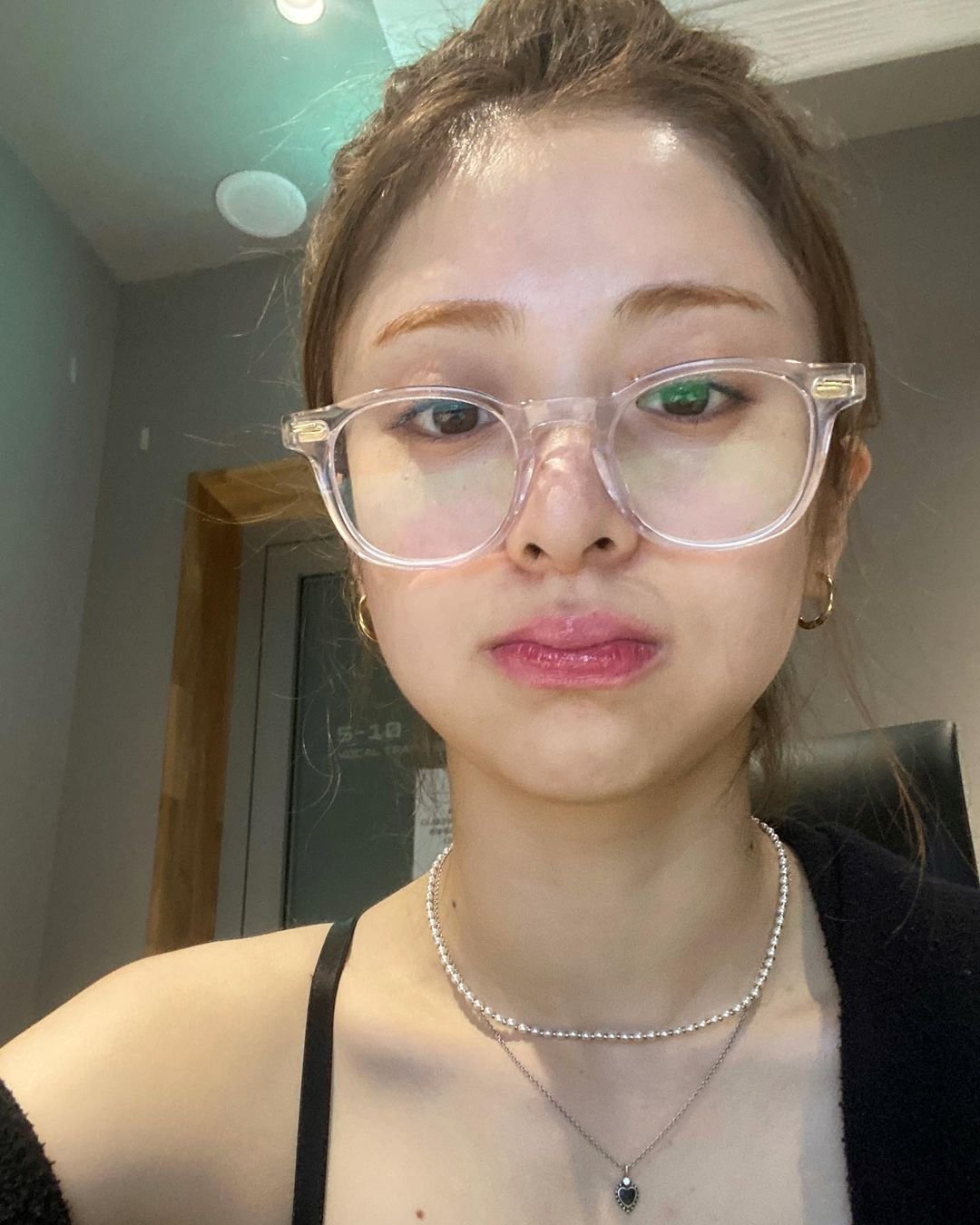 [잡담] 아니 허윤진 뿔테 안경쓴거 왜이렇게 좋냐 | 인스티즈