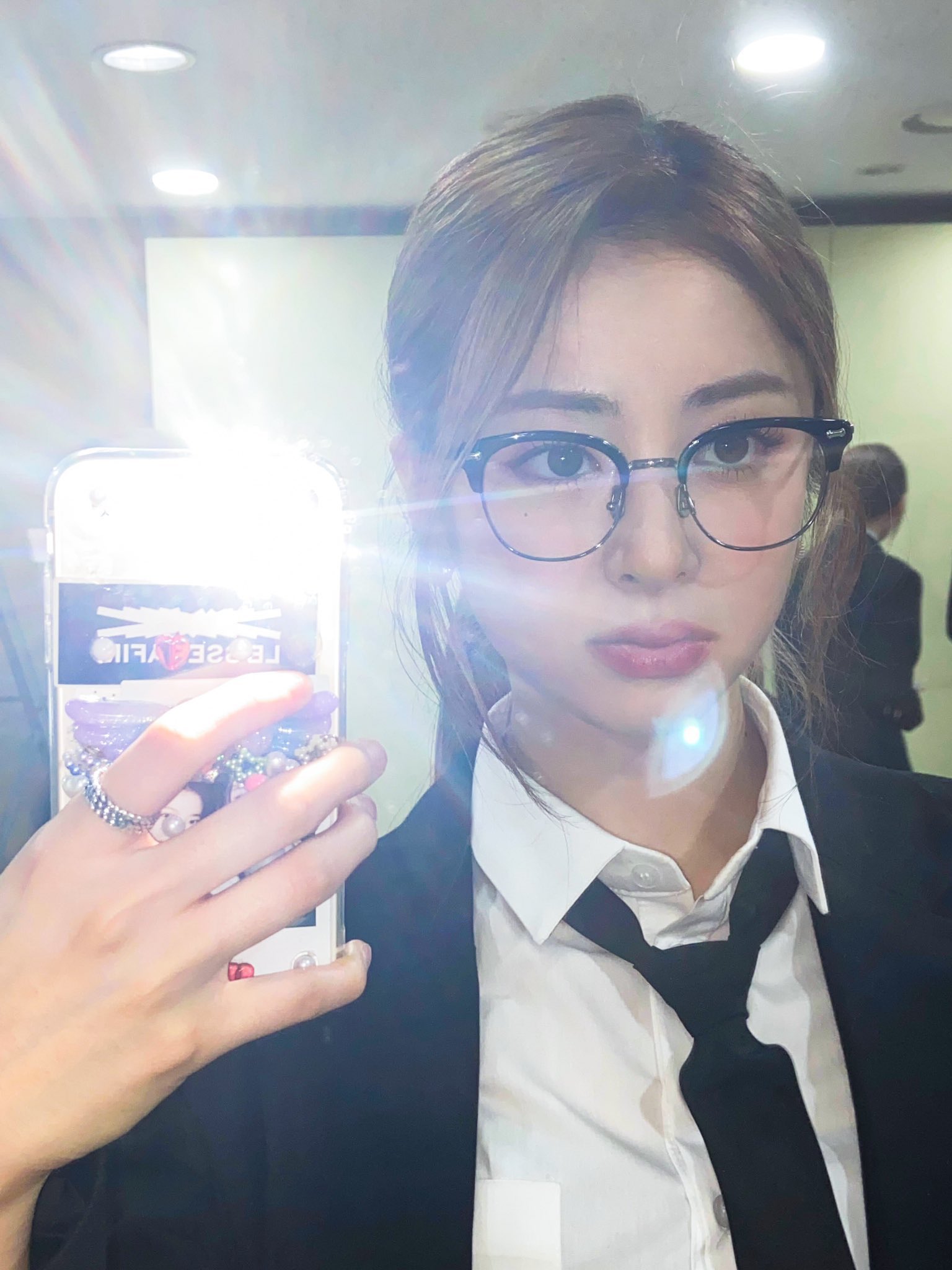 [잡담] 아니 허윤진 뿔테 안경쓴거 왜이렇게 좋냐 | 인스티즈