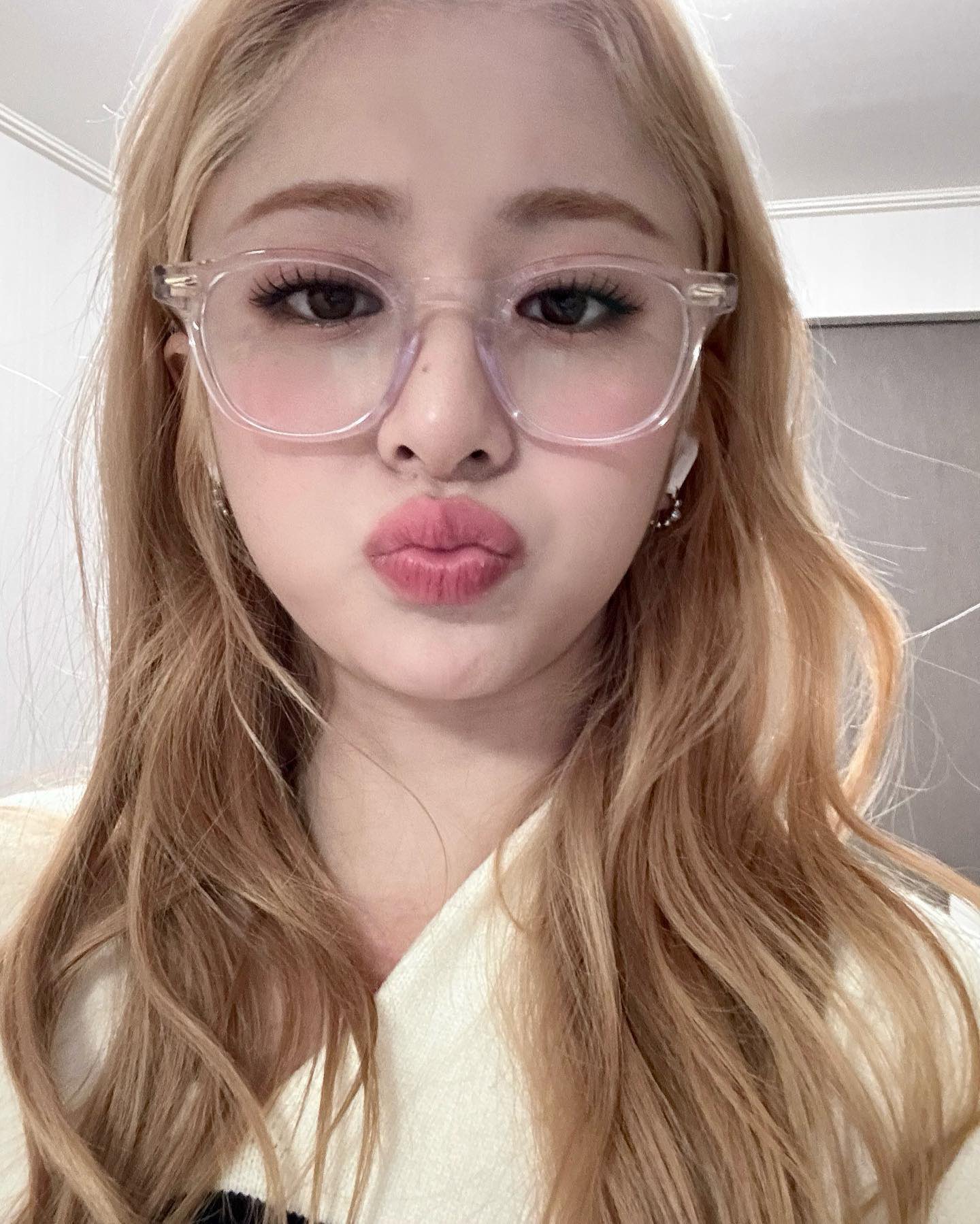 [잡담] 아니 허윤진 뿔테 안경쓴거 왜이렇게 좋냐 | 인스티즈