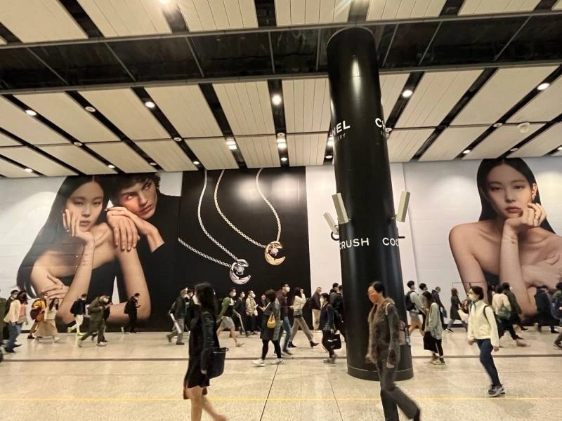 [잡담] 홍콩에 설치된 제니 샤넬 대형광고판 짱멋있다 | 인스티즈