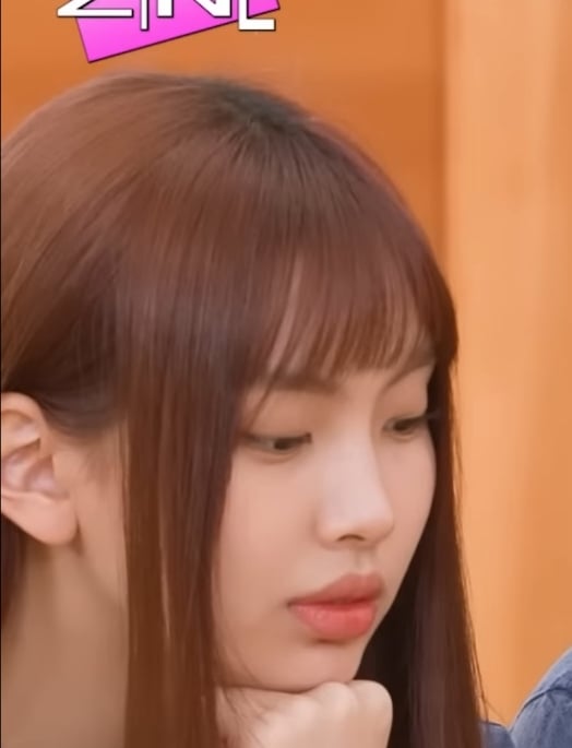 [잡담] 뉴진스 혜인이 걍 턱괴고 있는건데 분위기가.. 영상보다가 놀람 | 인스티즈