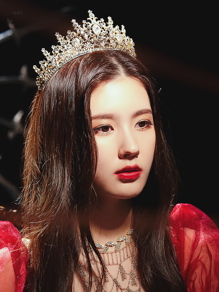 [잡담] 미연 lion 컨포는 진심 레전드임. 빨간드레스+왕관+어두운배경 | 인스티즈