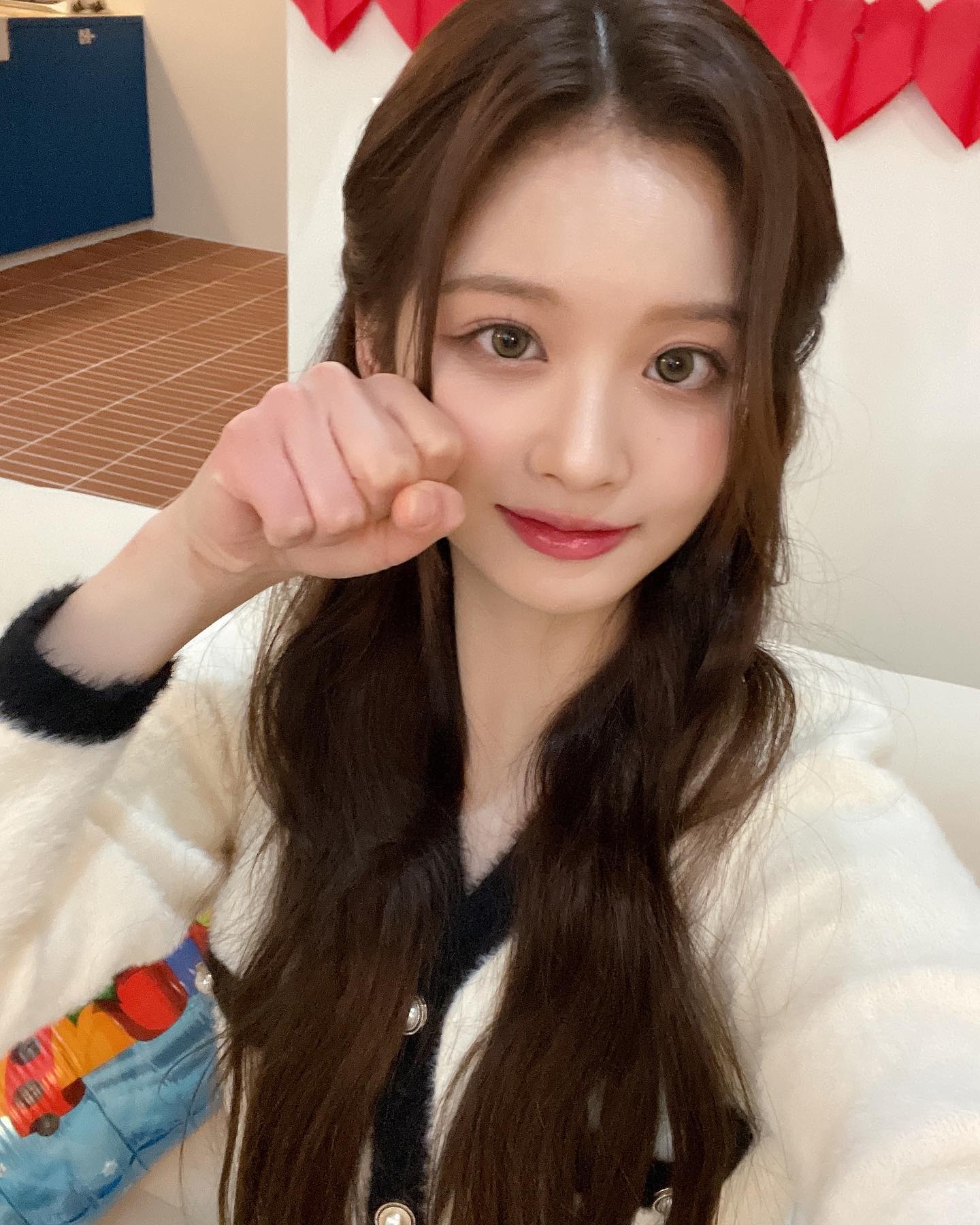 [잡담] 설윤이 인스타ㅠㅠ 반묶음 셀카 올라왔다 | 인스티즈
