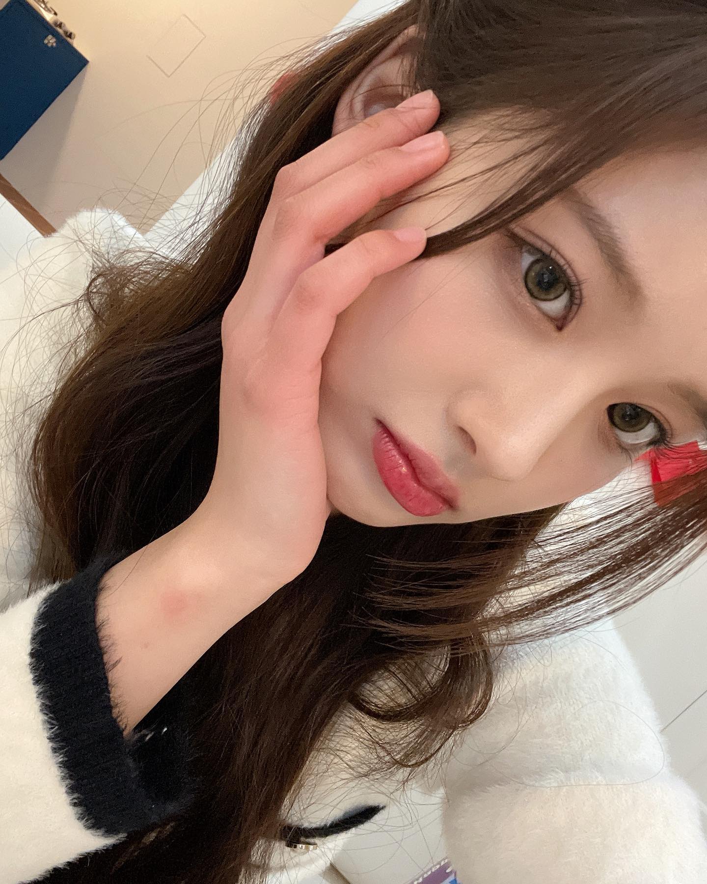 [잡담] 설윤이 인스타ㅠㅠ 반묶음 셀카 올라왔다 | 인스티즈