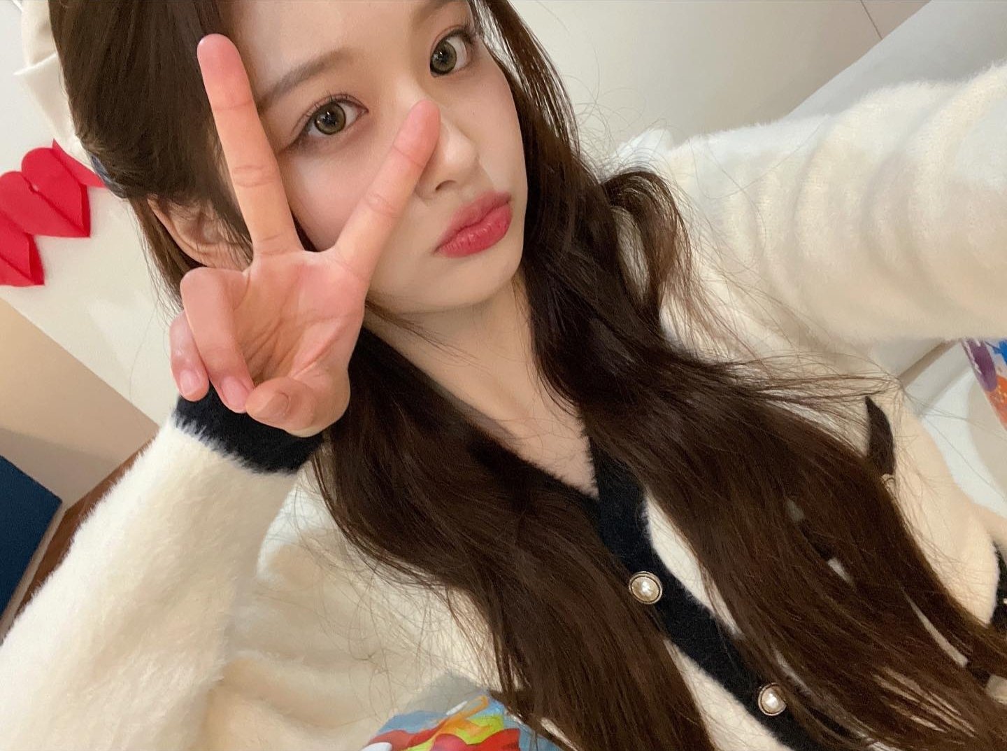[잡담] 설윤이 인스타ㅠㅠ 반묶음 셀카 올라왔다 | 인스티즈