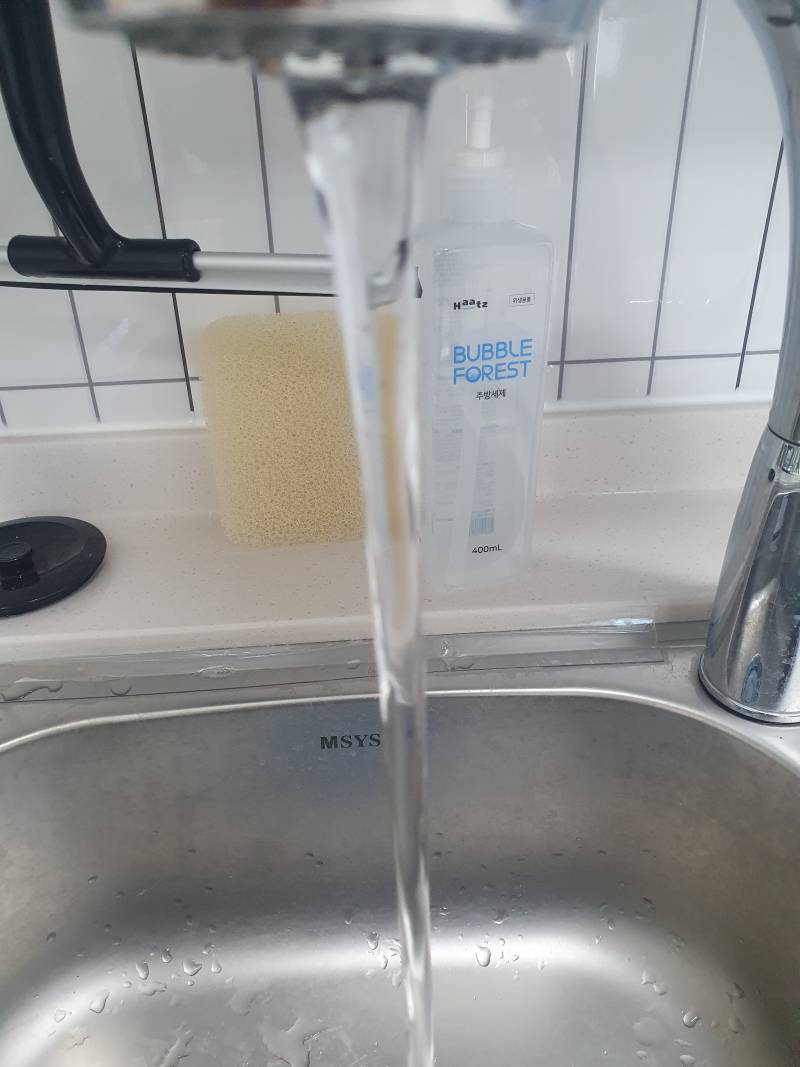 보통 수도 틀면 기포 섞인 부드러운 물이 나오잖아?? 근데 우리집 싱크대는 그냥 물만 콸콸콸 나오는데 어떡해야하지 | 인스티즈