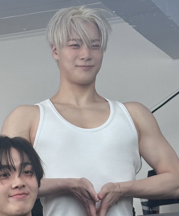 [잡담] 아스트로 멤버들이 올려준 문빈 사진 너무 귀엽다.. | 인스티즈