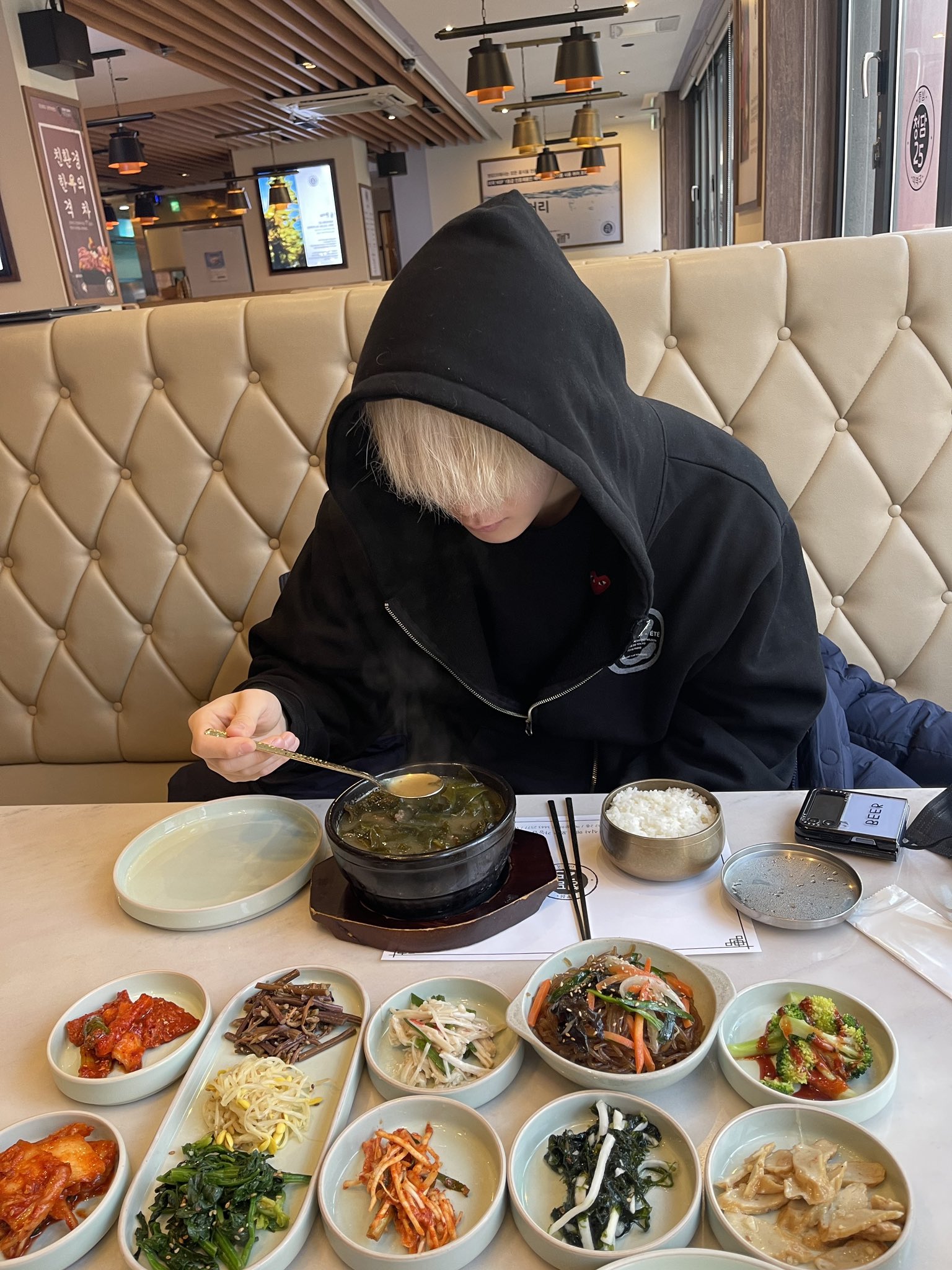 [잡담] 아스트로 멤버들이 올려준 문빈 사진 너무 귀엽다.. | 인스티즈