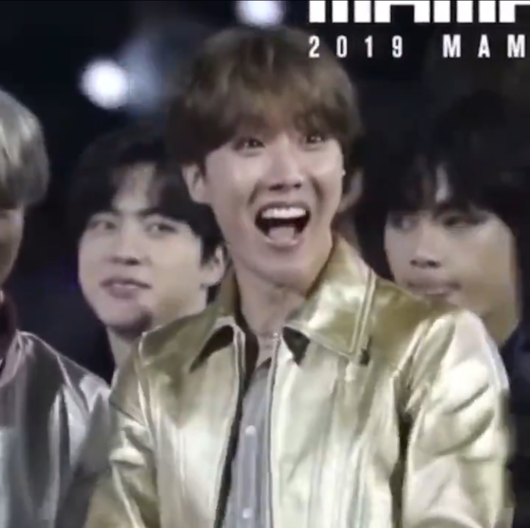 [잡담] 방탄 제이홉은 후배들 볼 때 다 지하철에서 아기 보는 표정인 듯ㅋㅋㅋㅋㅋ | 인스티즈