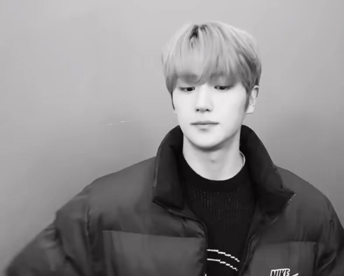 [잡담] 이재현 사진 찍기 전 준비과정 때 표정이 진짜 | 인스티즈