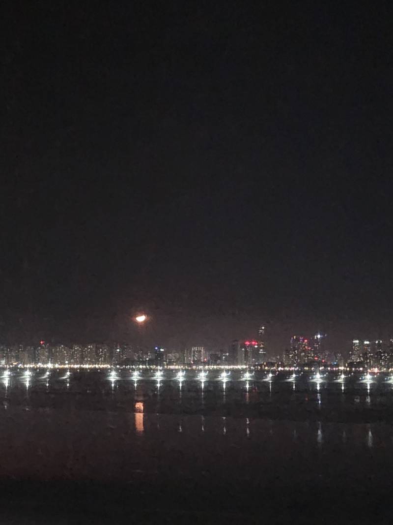 자려고 누웠다가 달이 너무 예뻐서 찍어봤는데 🌕 | 인스티즈