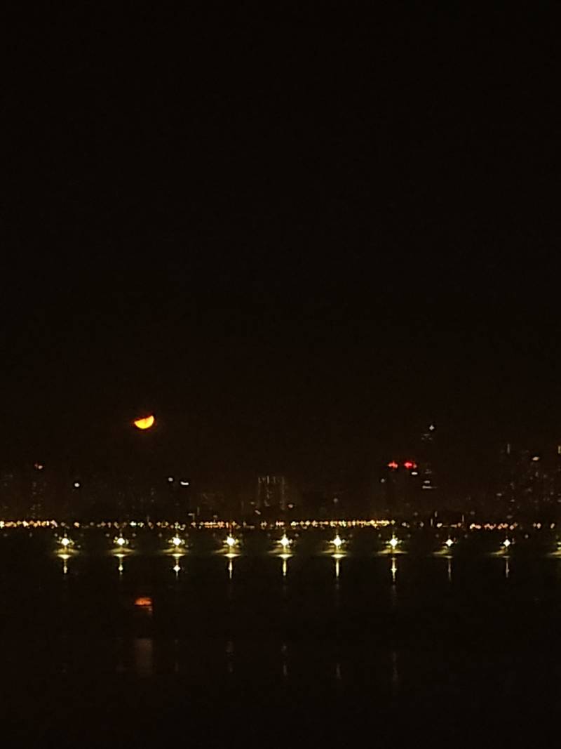 자려고 누웠다가 달이 너무 예뻐서 찍어봤는데 🌕 | 인스티즈
