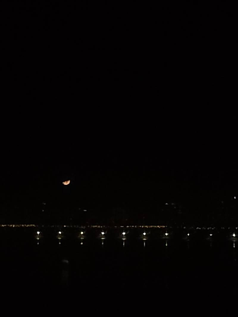 자려고 누웠다가 달이 너무 예뻐서 찍어봤는데 🌕 | 인스티즈