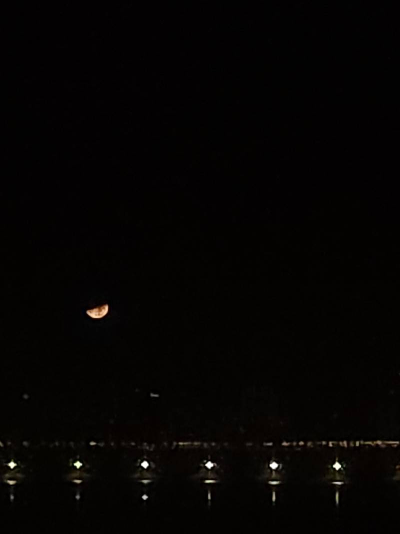 자려고 누웠다가 달이 너무 예뻐서 찍어봤는데 🌕 | 인스티즈