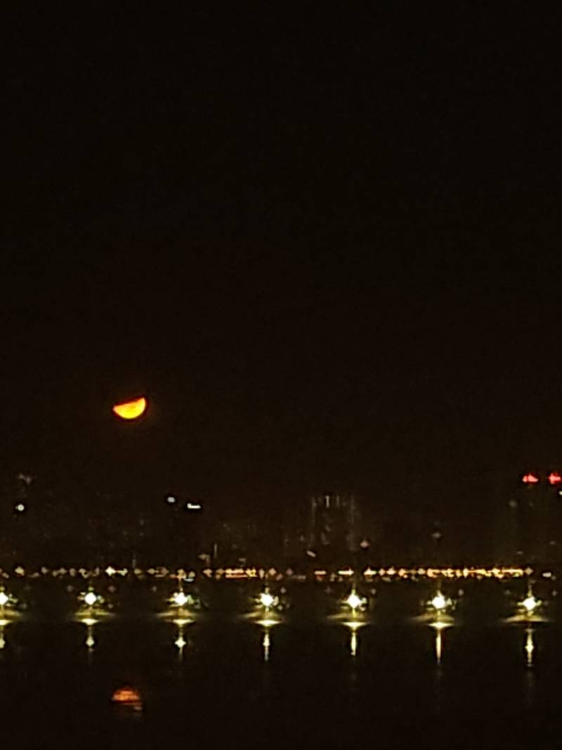 자려고 누웠다가 달이 너무 예뻐서 찍어봤는데 🌕 | 인스티즈