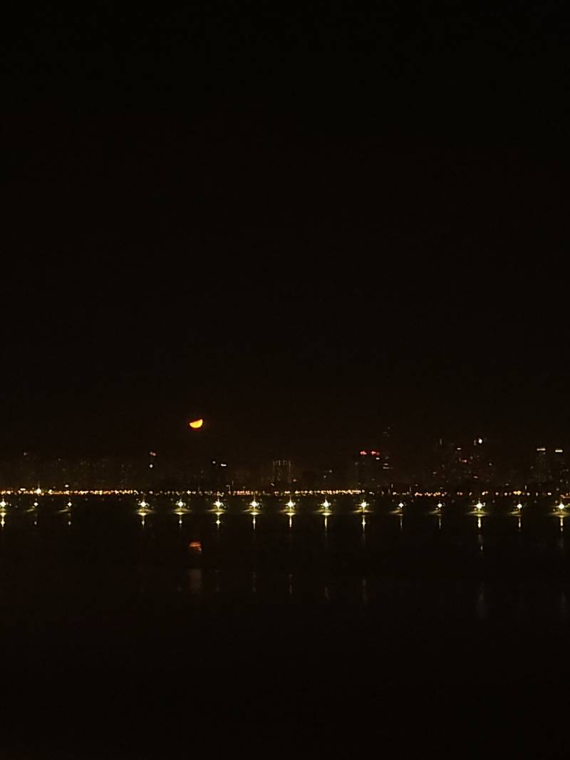 자려고 누웠다가 달이 너무 예뻐서 찍어봤는데 🌕 | 인스티즈