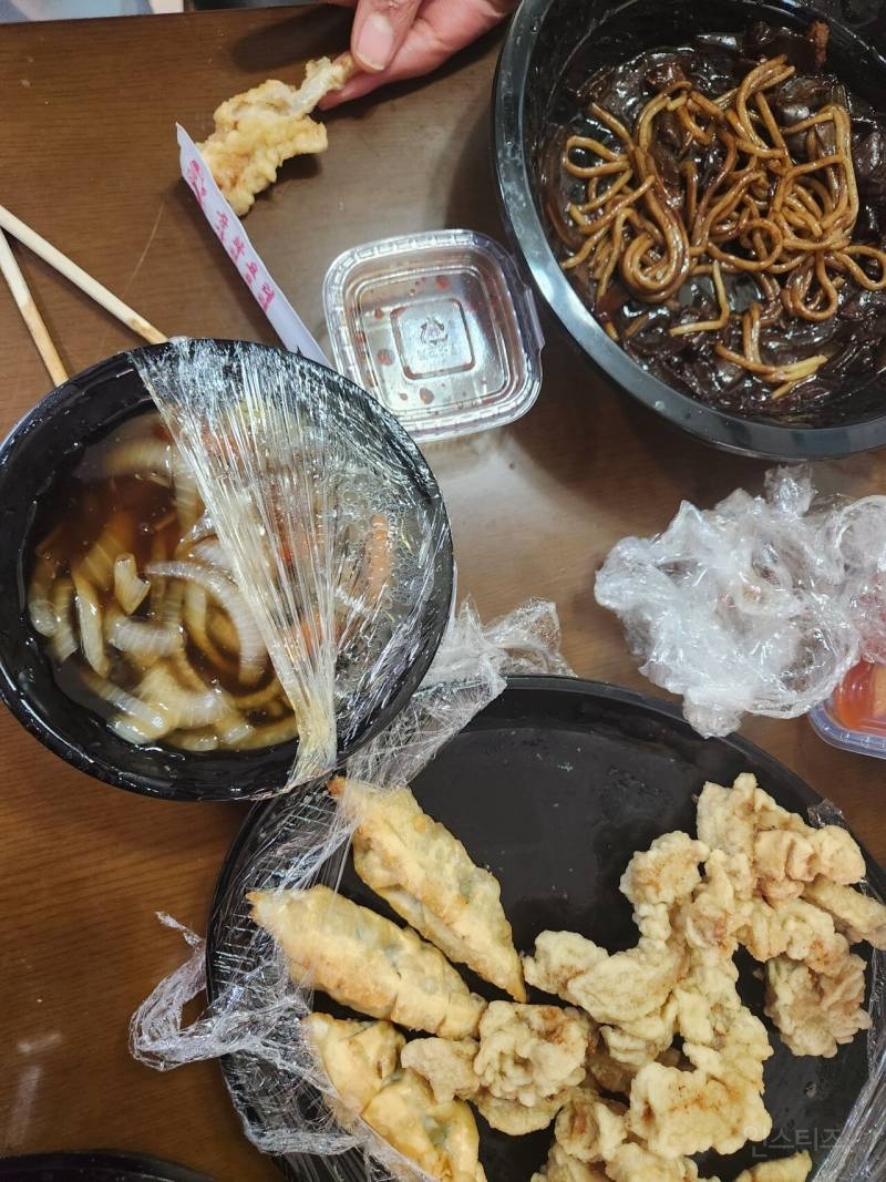탕수육을 시켰더니 담배가 서비스로 오네(오늘자) | 인스티즈