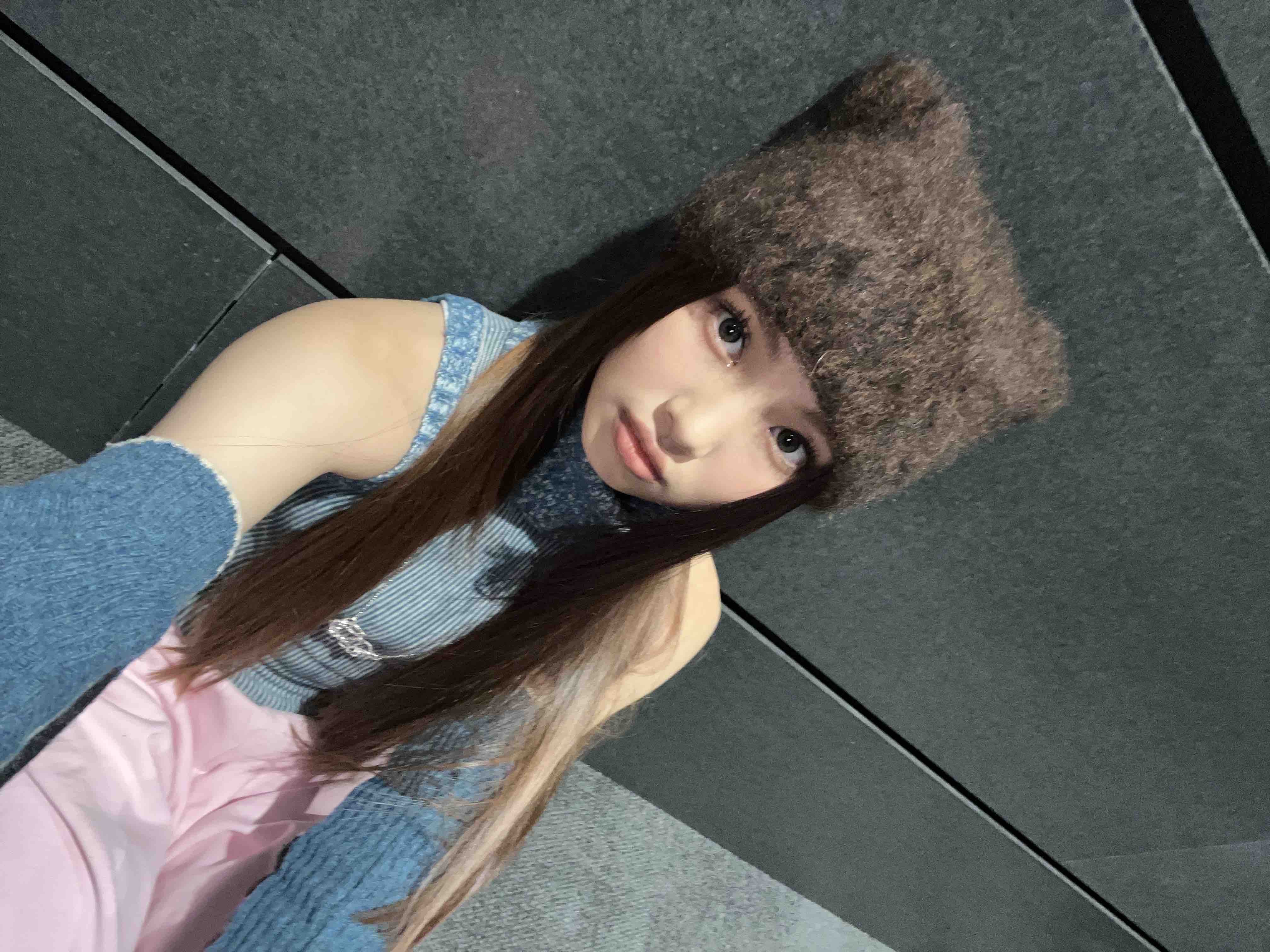[잡담] 뉴진스 이 모자 ㄹㅇ 너무 잘 어울려 이름은 모름 | 인스티즈