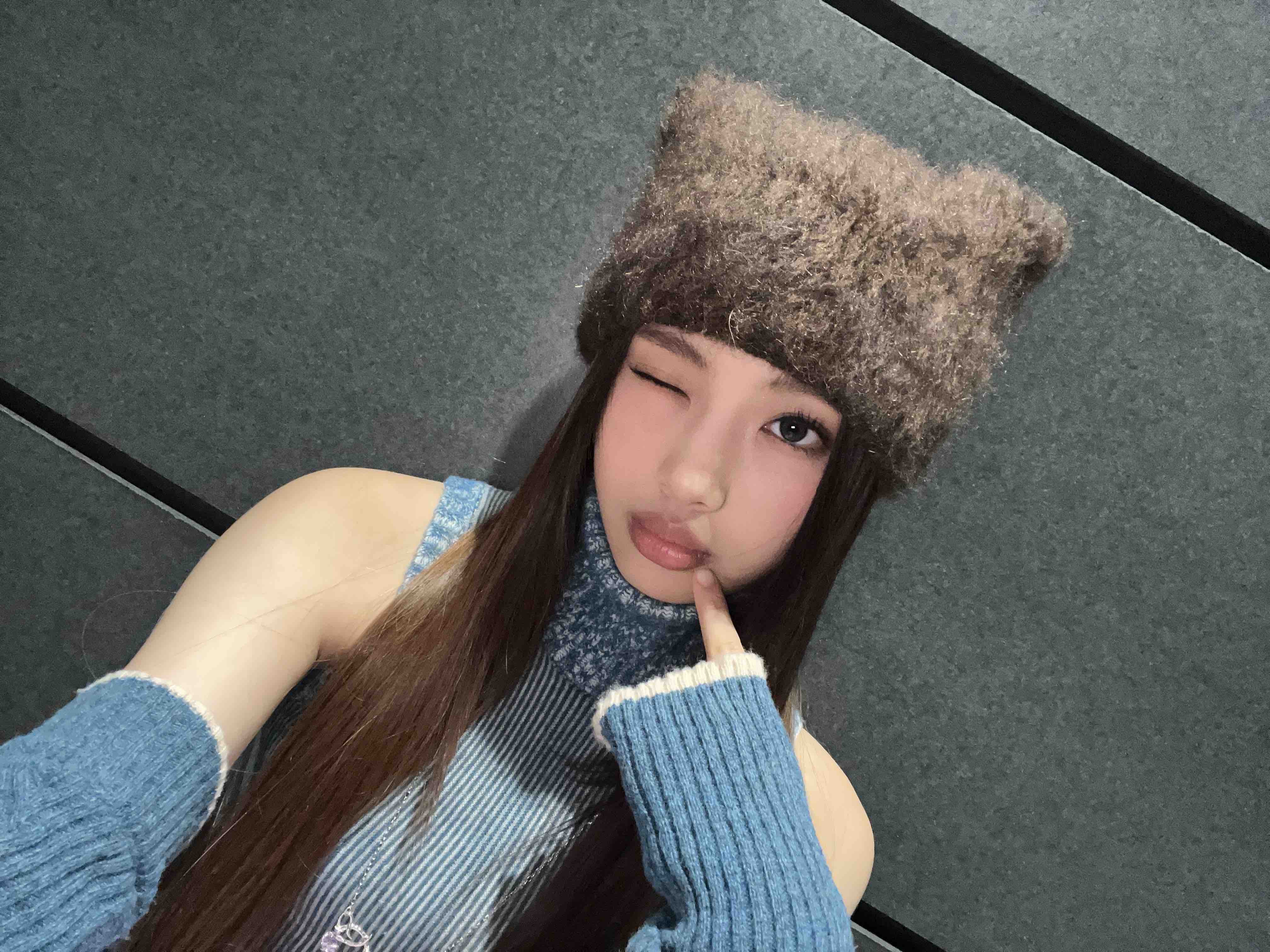 [잡담] 뉴진스 이 모자 ㄹㅇ 너무 잘 어울려 이름은 모름 | 인스티즈