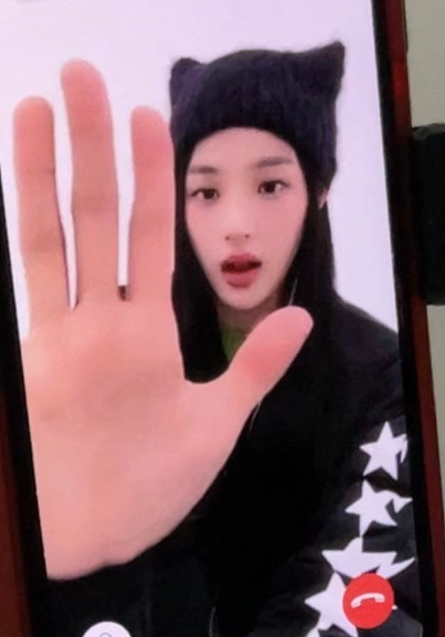 [잡담] ㄴ얘들아 민지 오피셜 뜸 손크기 18cm래 ㅠㅠ | 인스티즈
