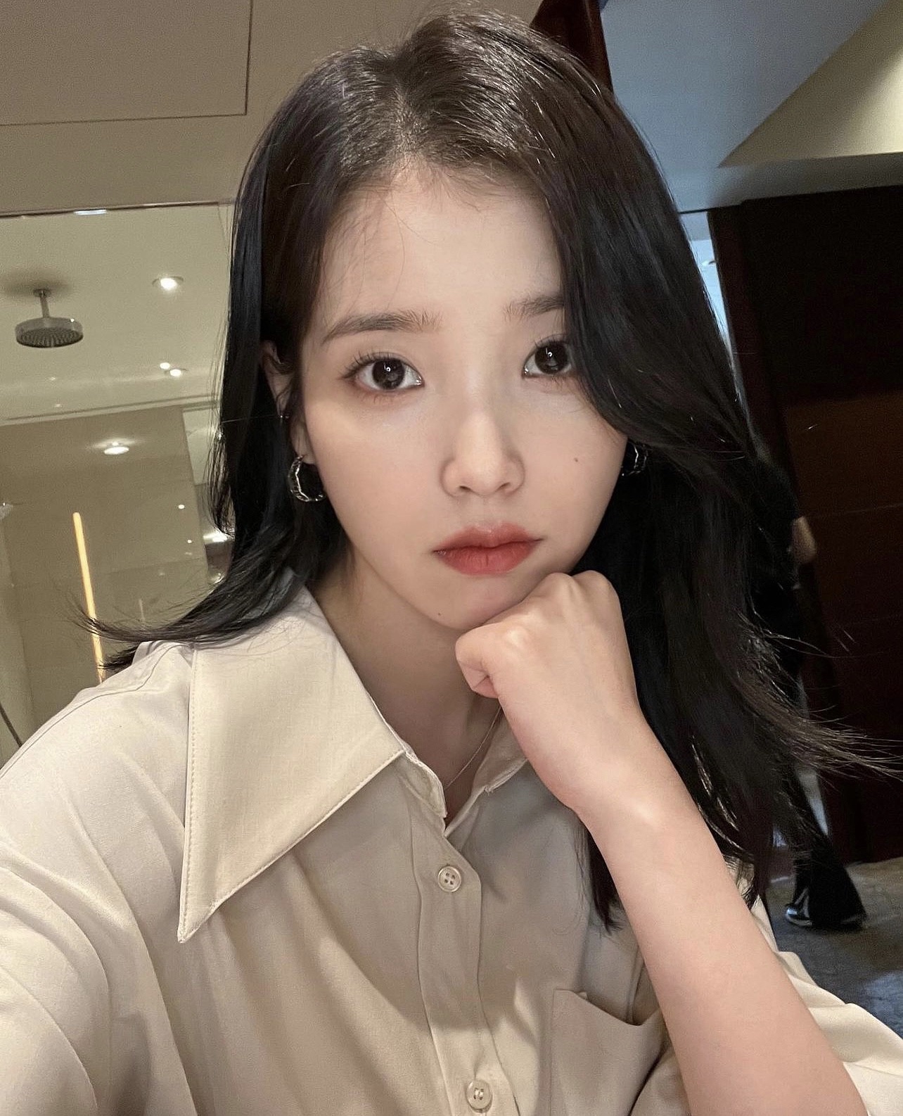 [잡담] 아이유 이거 후면셀카 맞지???????? | 인스티즈
