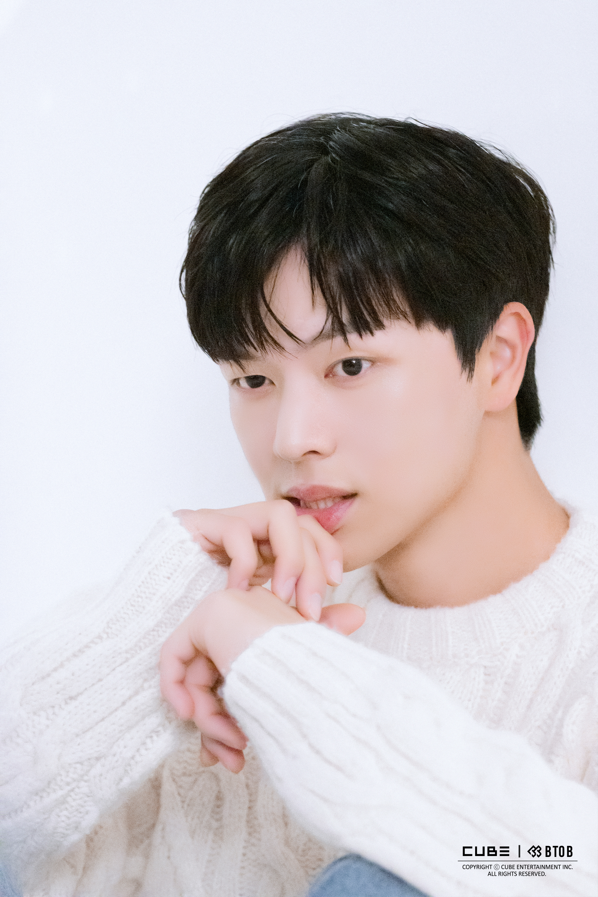 [잡담] 육성재 프로필 비하인드 떴는데 좀 심하다 | 인스티즈
