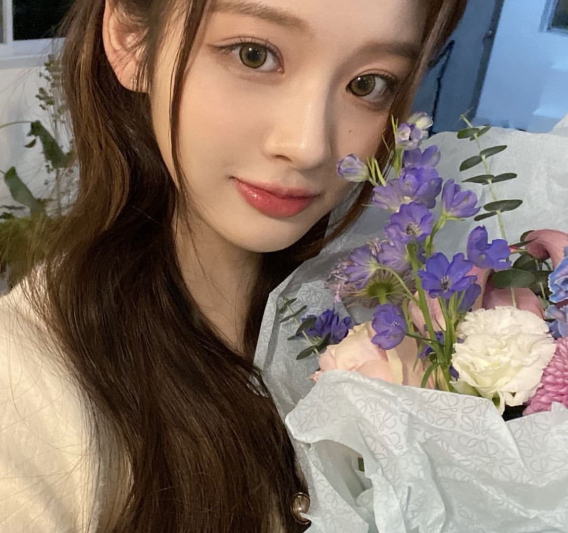 [잡담] 설윤 이 셀카 원본 있는 사람?? 혹은 어디 출처인지만 알려주라 내가 주울게 | 인스티즈