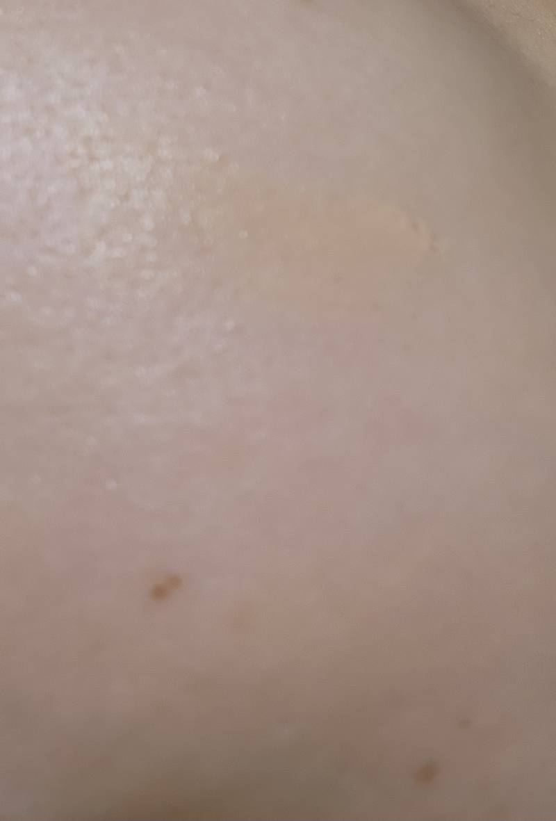 파데가 자기피부보다 더 밝은거 쓰는거지...? | 인스티즈