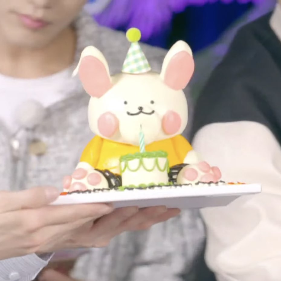 [잡담] 도영이가 좋아하는 크림치즈케이크 ㅎㅎ 귀 한쪽 홀랑 먹고 | 인스티즈