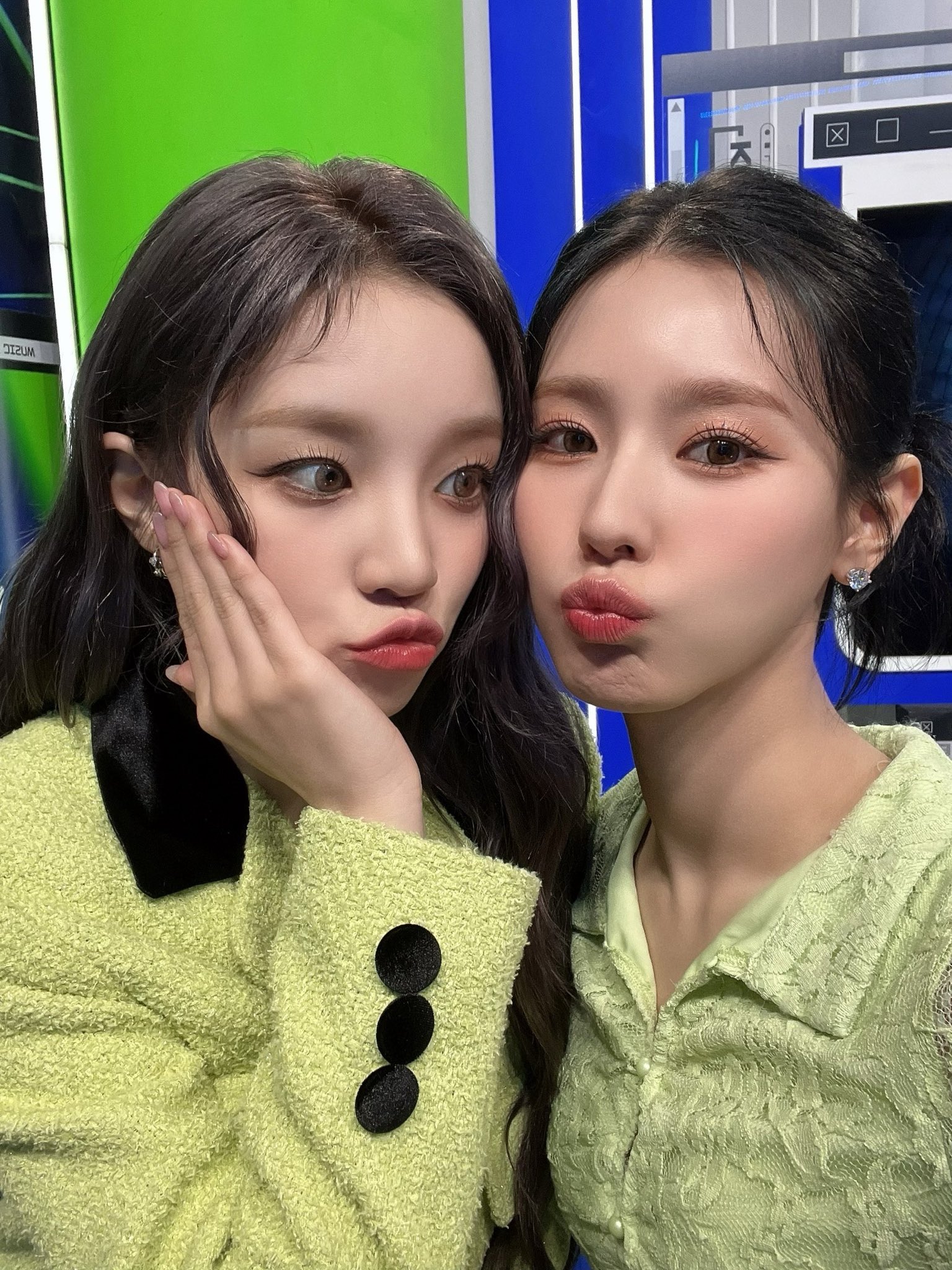 [잡담] 엠카 mc 미연 우기 ❔ 이 조합 얼굴 합 미쳤다 | 인스티즈