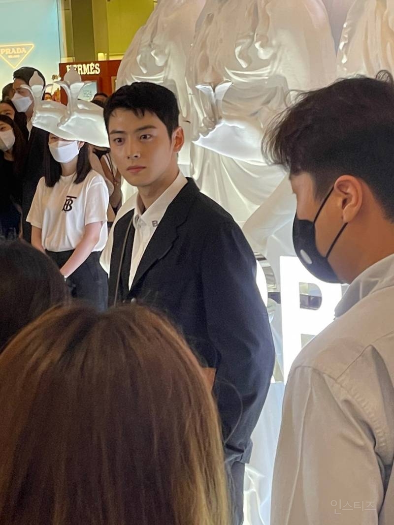 최고의 난제라는 디올 차은우 vs 버버리 차은우 | 인스티즈