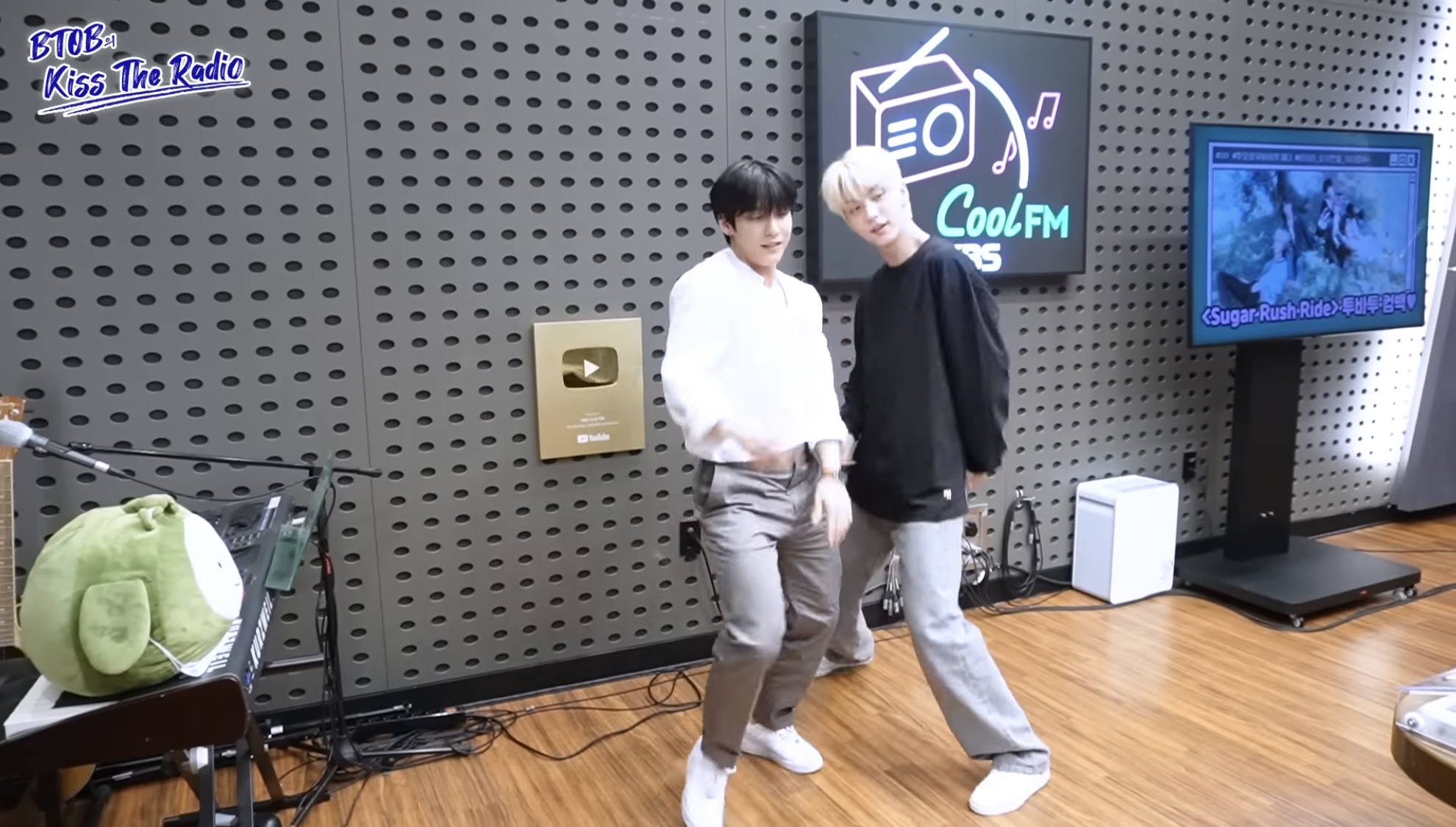 [잡담] 투바투 수빈한테 챌린지 안무 배우는 비투비 민혁 | 인스티즈