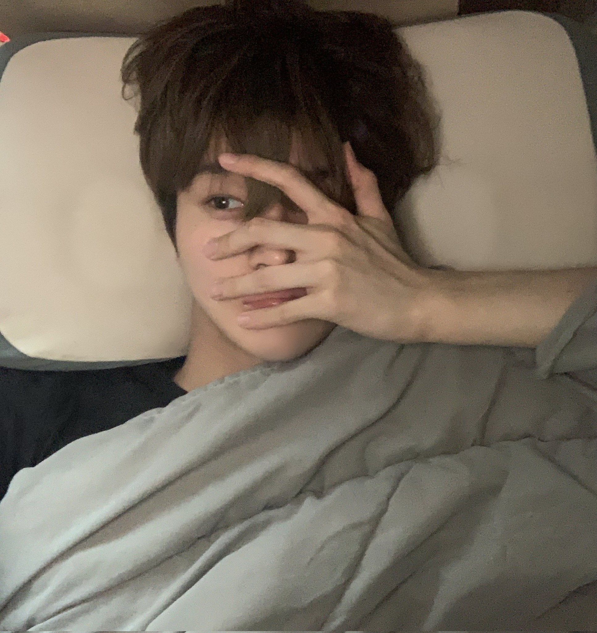[잡담] 와 역𓂻𓂭 잘생긴 애는 가려도 잘생겼구나.. | 인스티즈