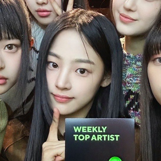 [잡담] 민지 이 포즈 좋아하는거 넘 귀엽다 | 인스티즈