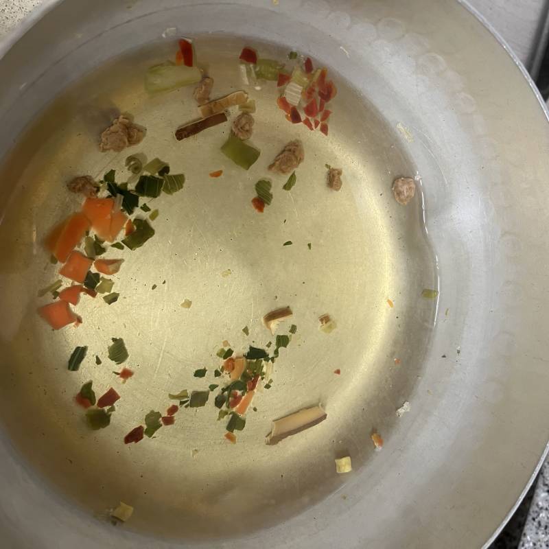 라면 오랜만에 끓이는데 후레이크만 넣고 끓이면 물이 원래 이런색이였나???🤷‍♀️ | 인스티즈