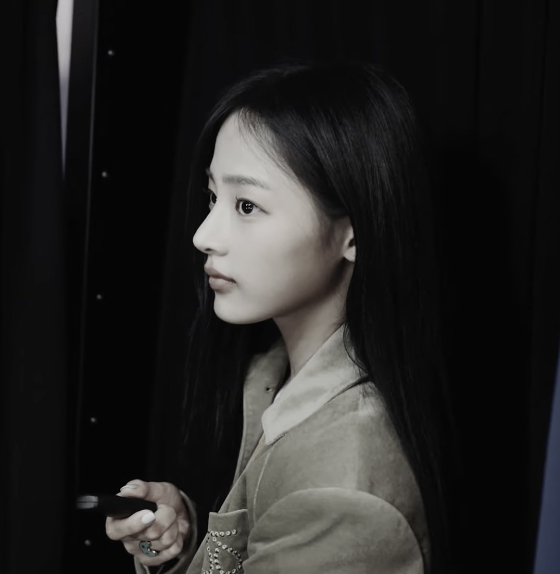 [잡담] 흑백 필터에서 배우미 MAX 찍는 뉴진스 민지 | 인스티즈