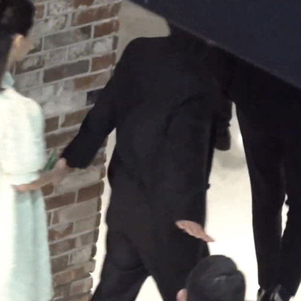 [잡담] 방탄 뷔 어릴 때 부터 걸을 때 자주 하는 포즈ㅋㅋㅋㅋㅋㅋ | 인스티즈